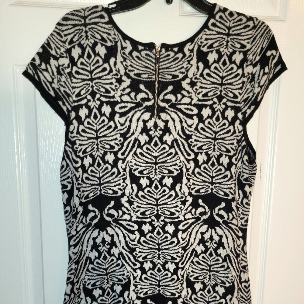 Cap sleeve black and white patterned sweater dress - Picture 2 of 4